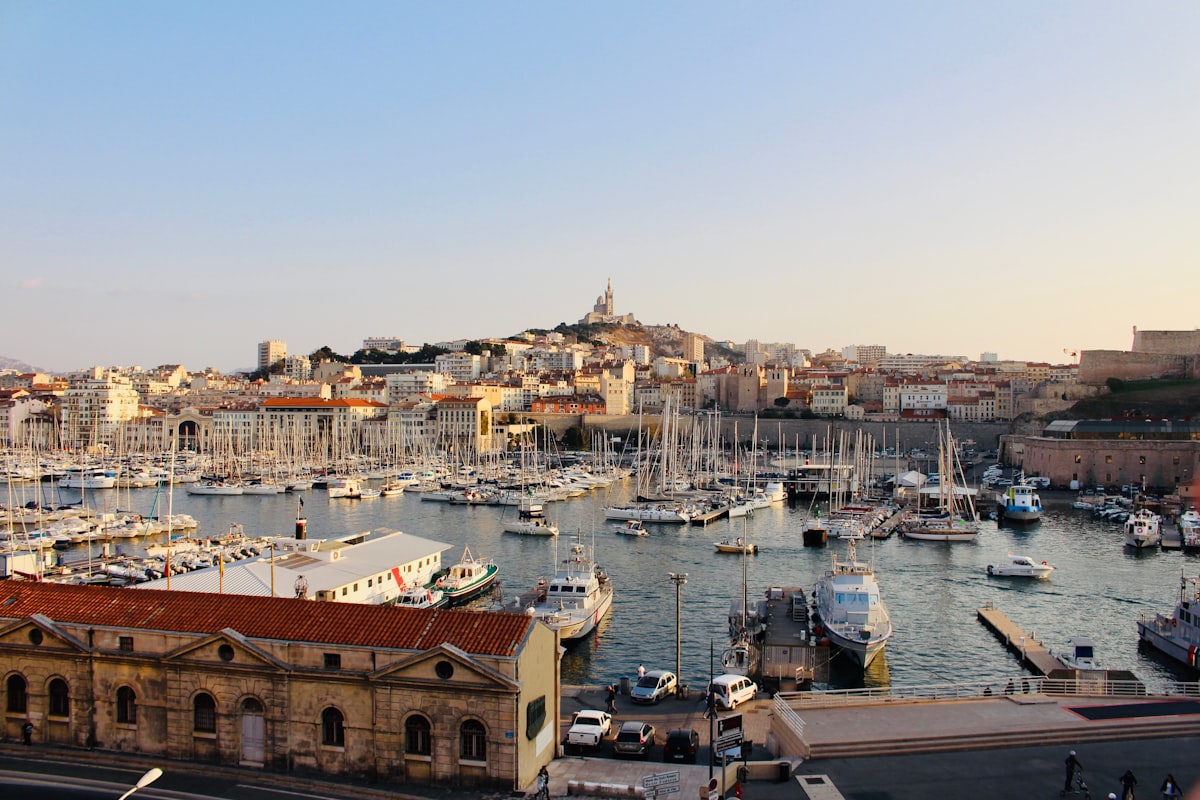 Vieux Port de Marseille et yachts à quai