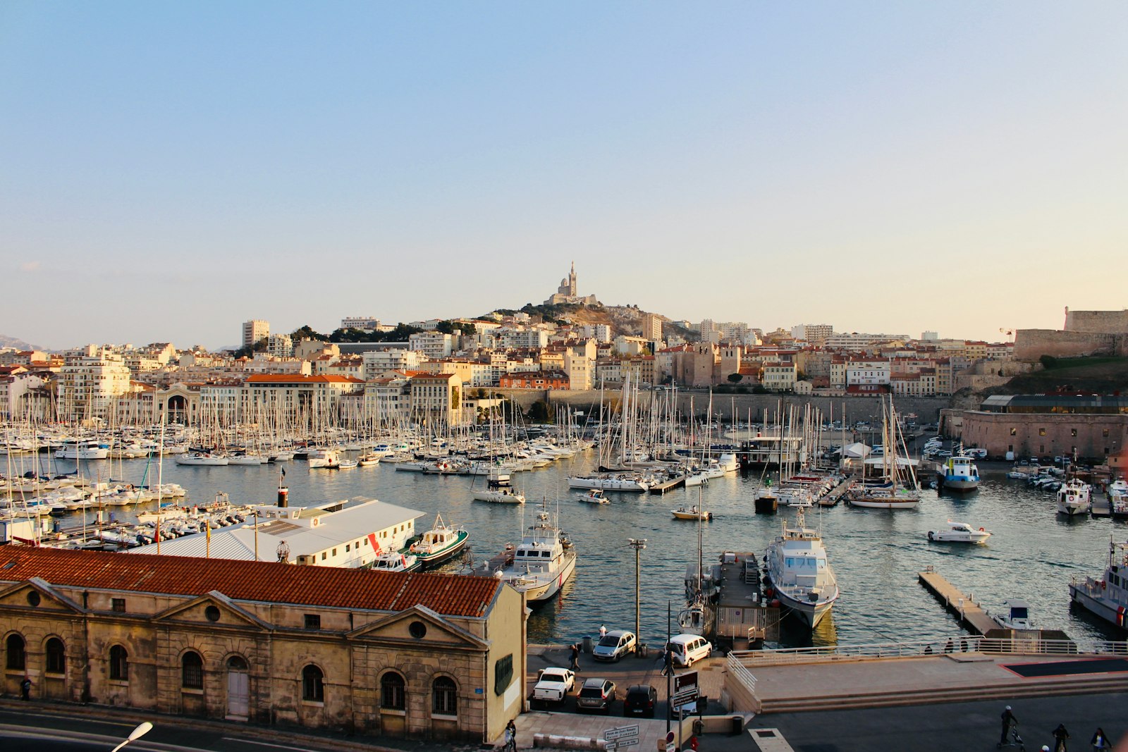 Vieux Port de Marseille avec Notre-Dame de la Garde en arrière-plan