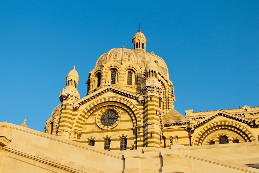 Edificio a cupola in cemento marrone