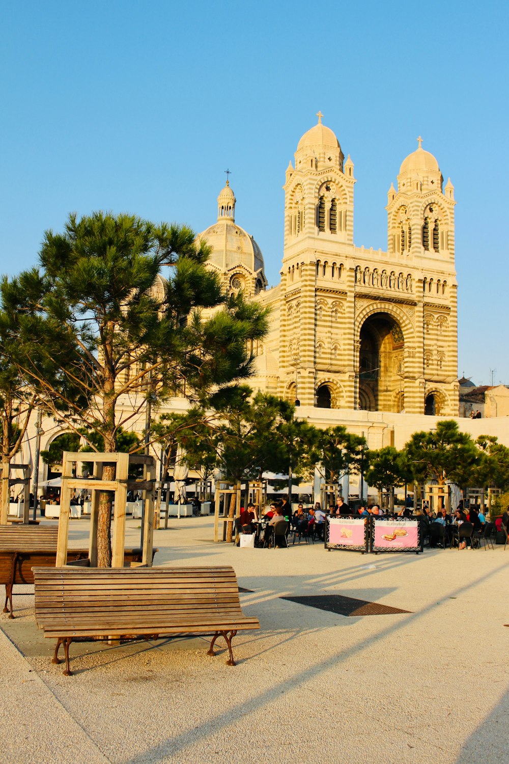 Banc de parc brun près de la cathédrale