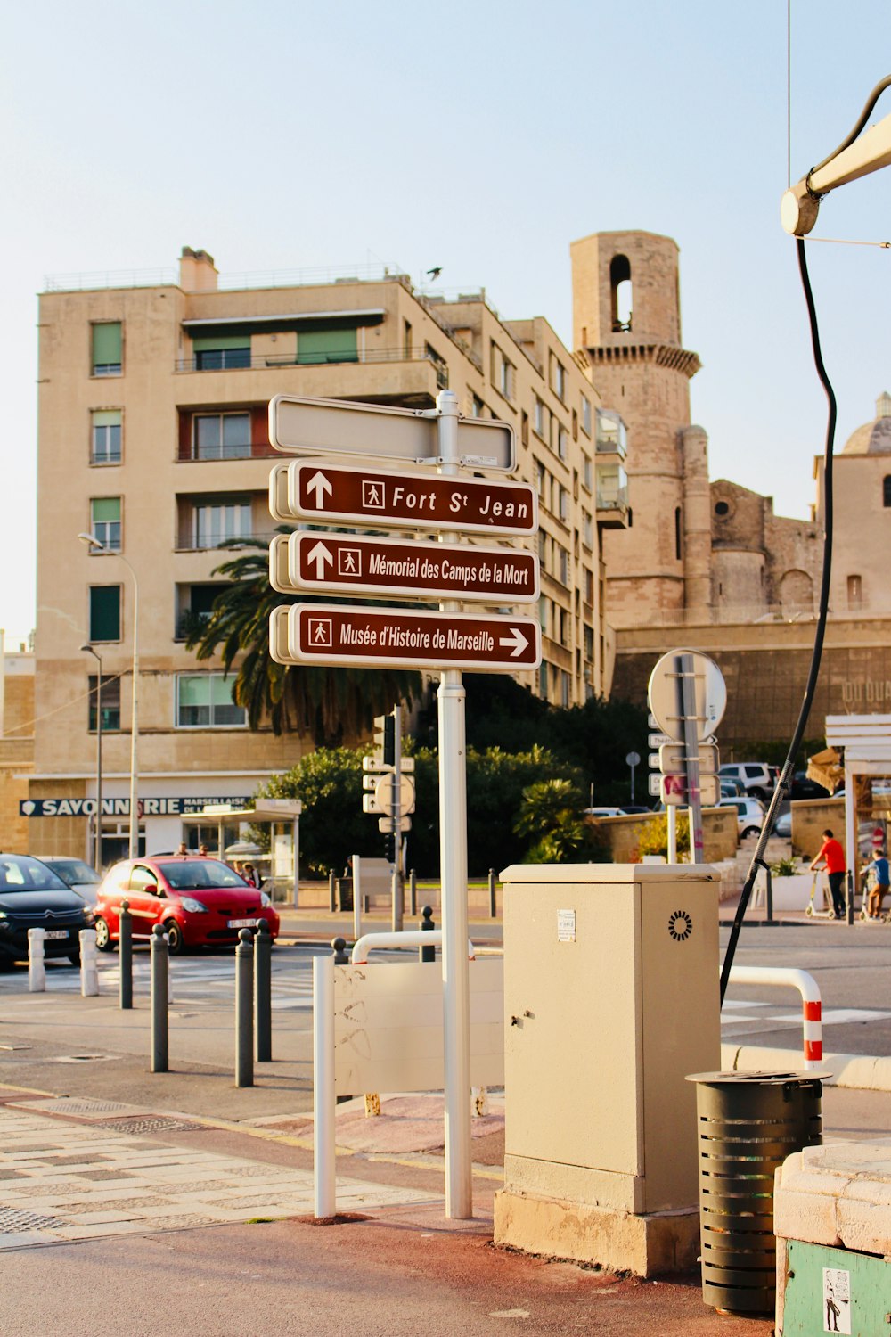 insegne sulla posta vicino alle auto e all'edificio