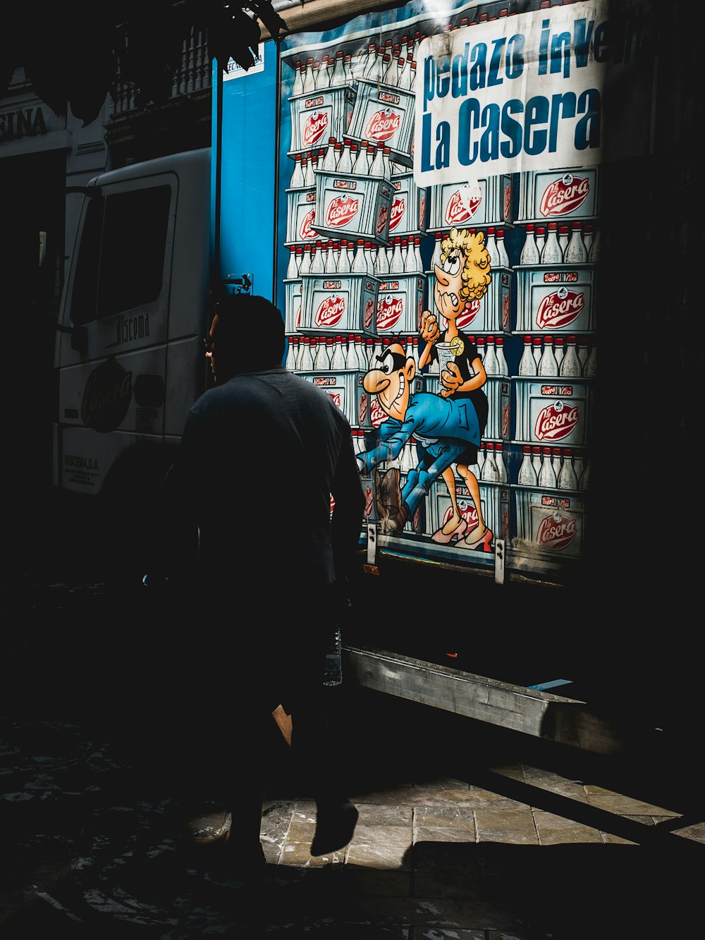 L’homme porte une chemise blanche