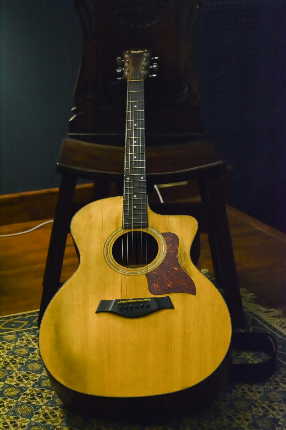 brown acoustic guitar