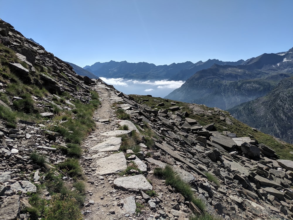 Montagna grigia durante il giorno