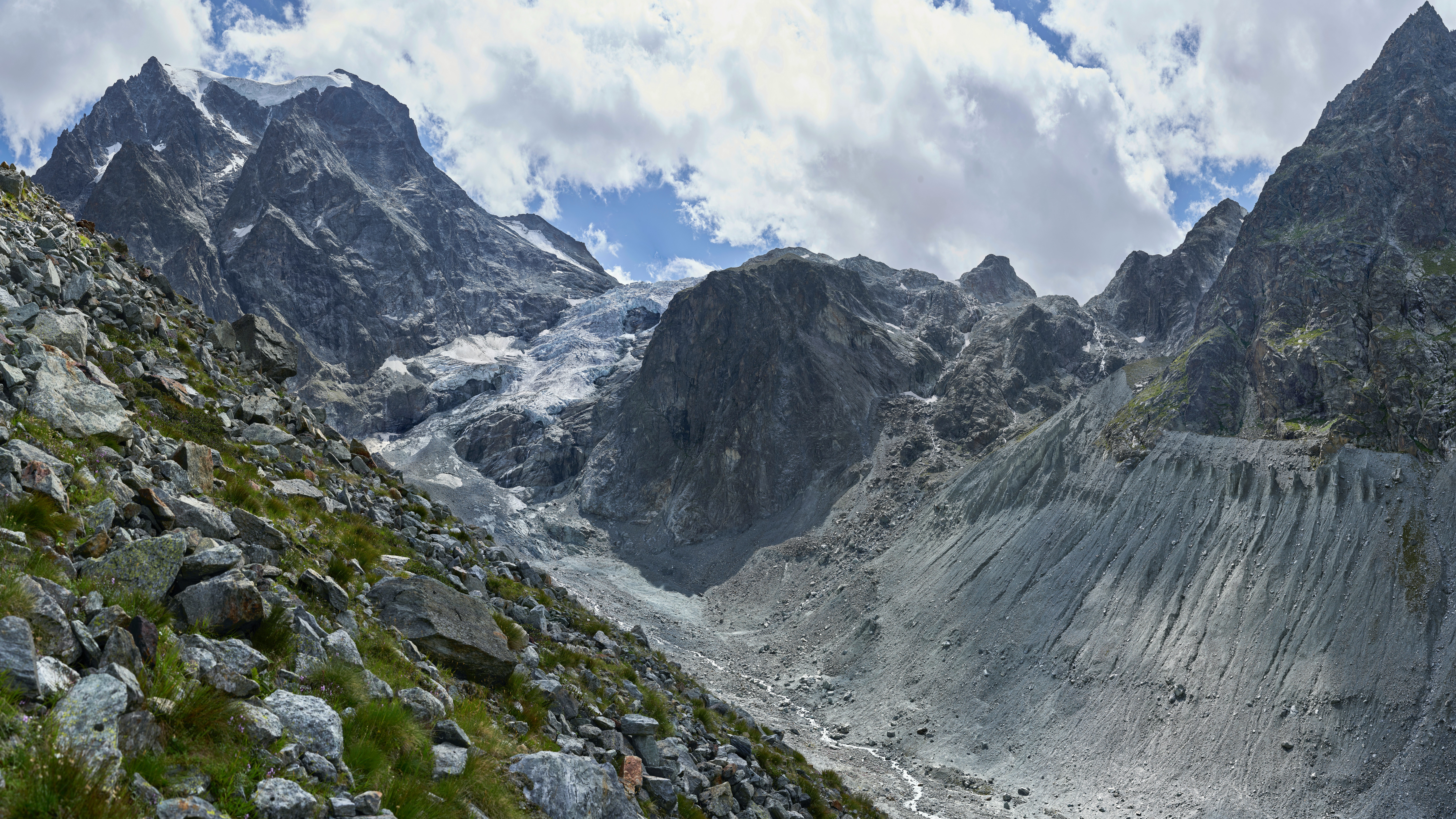 The bas glacier d'Arolla is impressive because it is raw, wild and harsh.