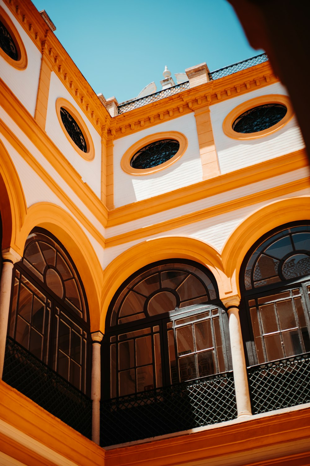 주황색과 흰색 콘크리트 건물