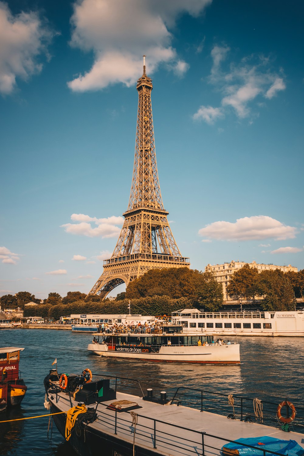 Bateau blanc à travers la tour en métal beige