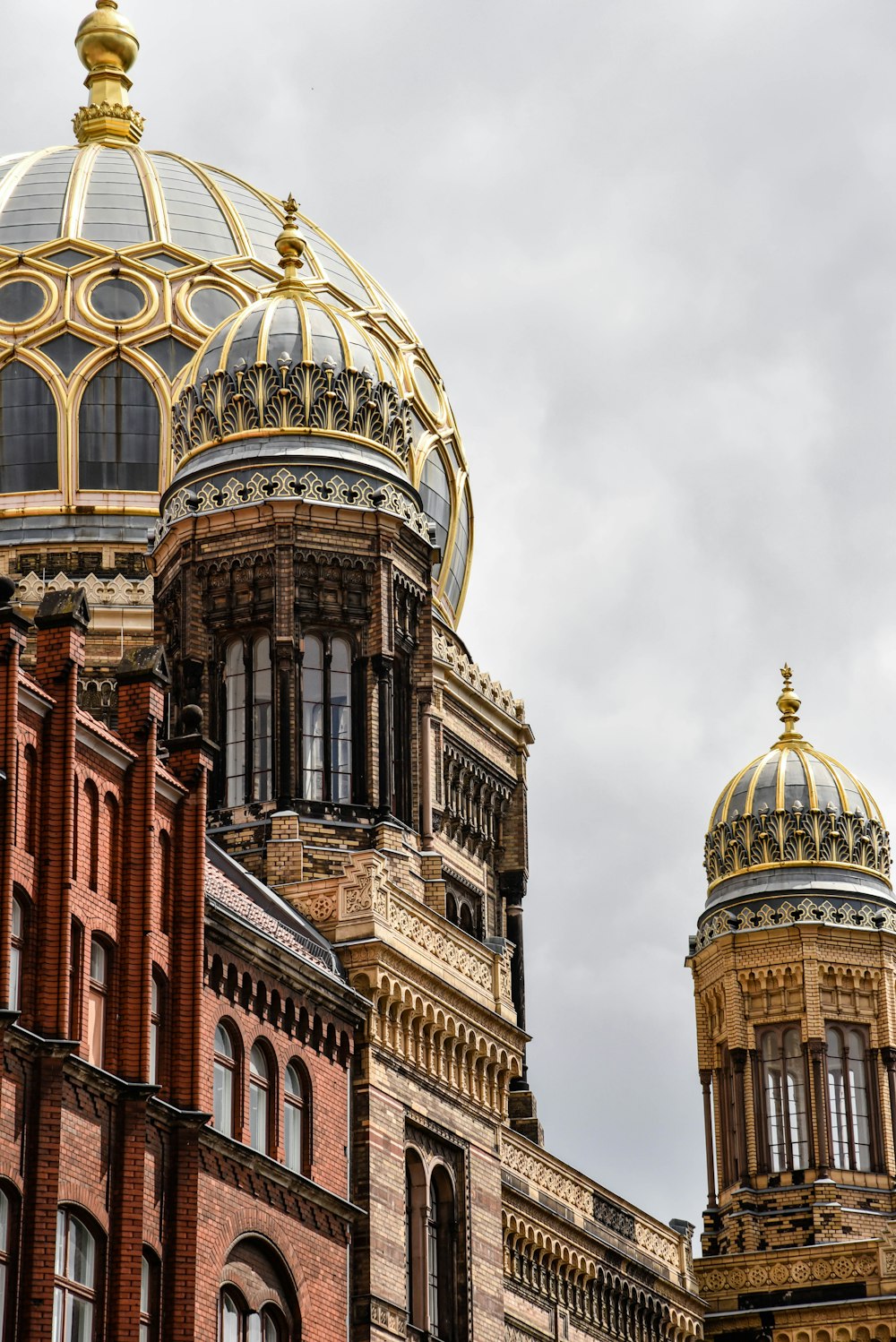 Edifício marrom e dourado