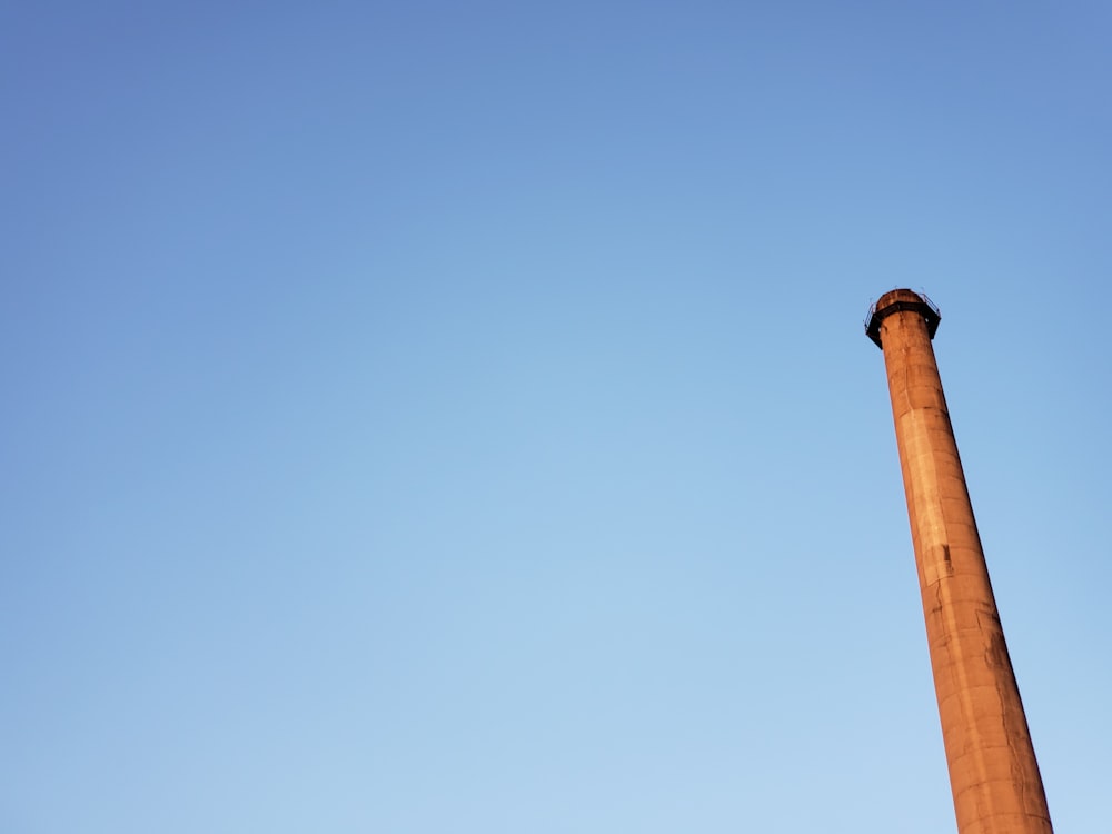 Tour brune sous ciel bleu