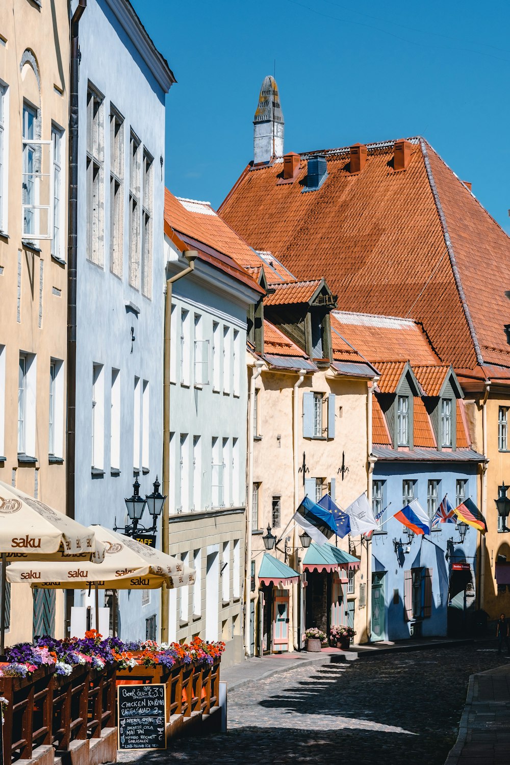 Gebäude aus weißem und braunem Beton