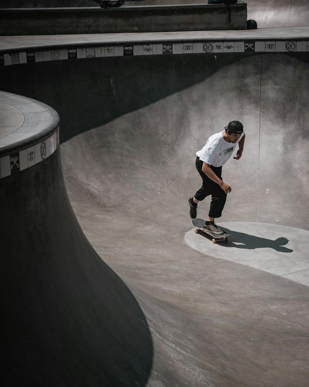 Mann mit weißem Hemd beim Skateboarden