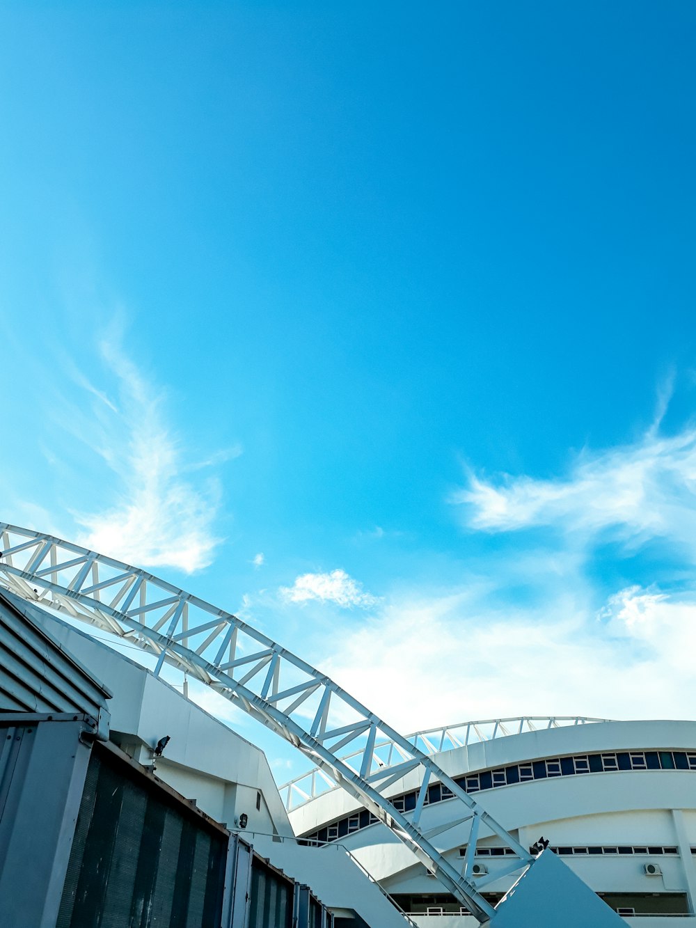 bâtiment blanc sous un ciel nuageux