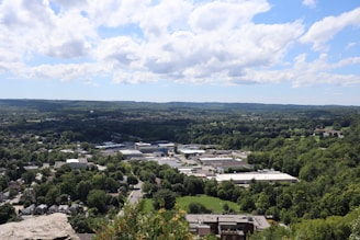A panoramic view of the Vale Norte region showcasing local businesses and natural landscapes.