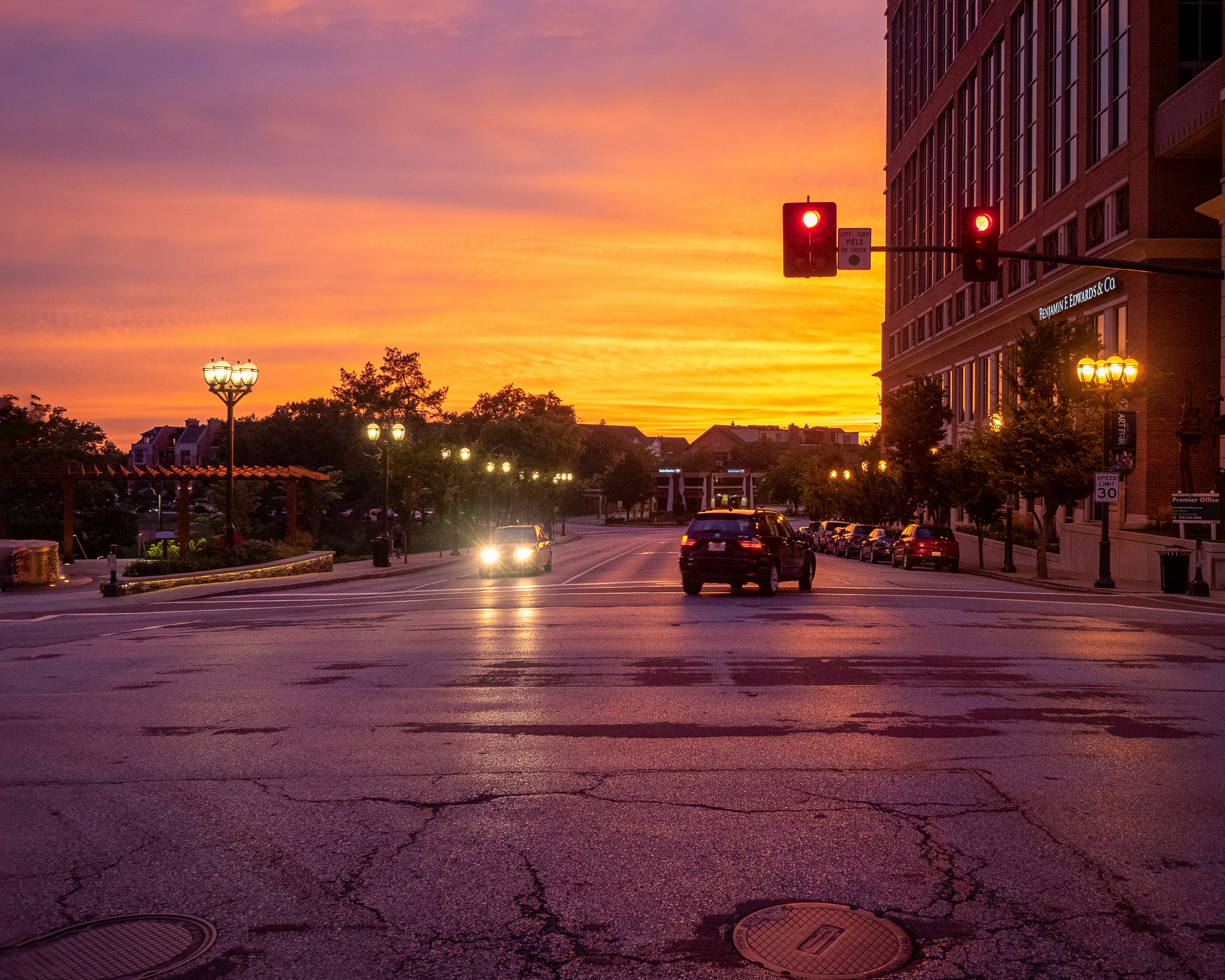 Vehículos en la carretera al lado del edificio