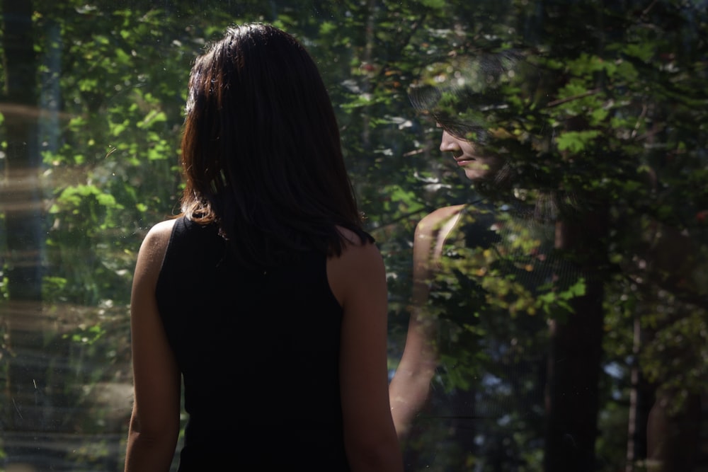 woman wearing black sleeveless top showing back