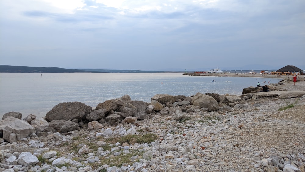 personne marchant sur le bord de la mer