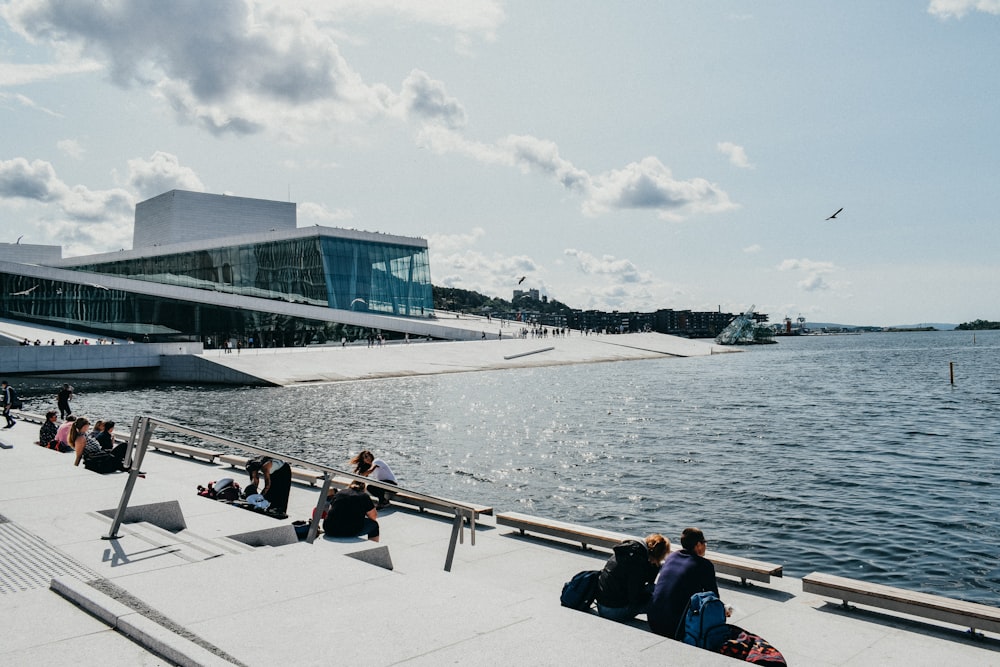 personnes assises à côté de garçon d’eau