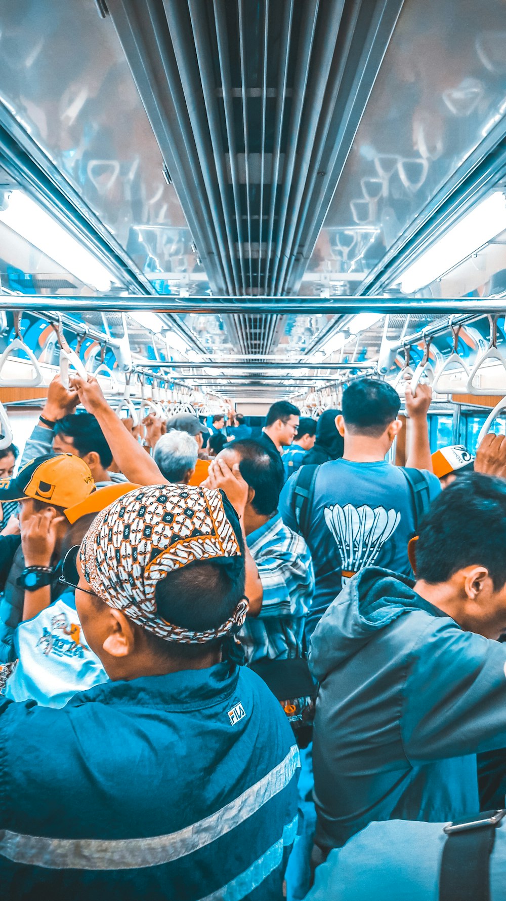 Multitud de personas dentro del tren