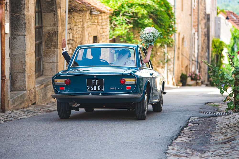 homme et femme dans la voiture