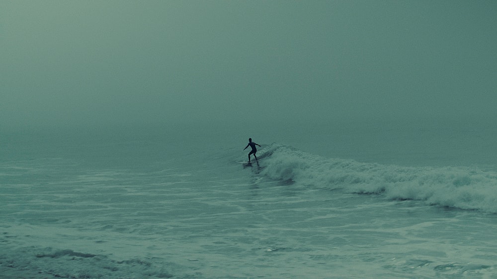 person surfing at daytime