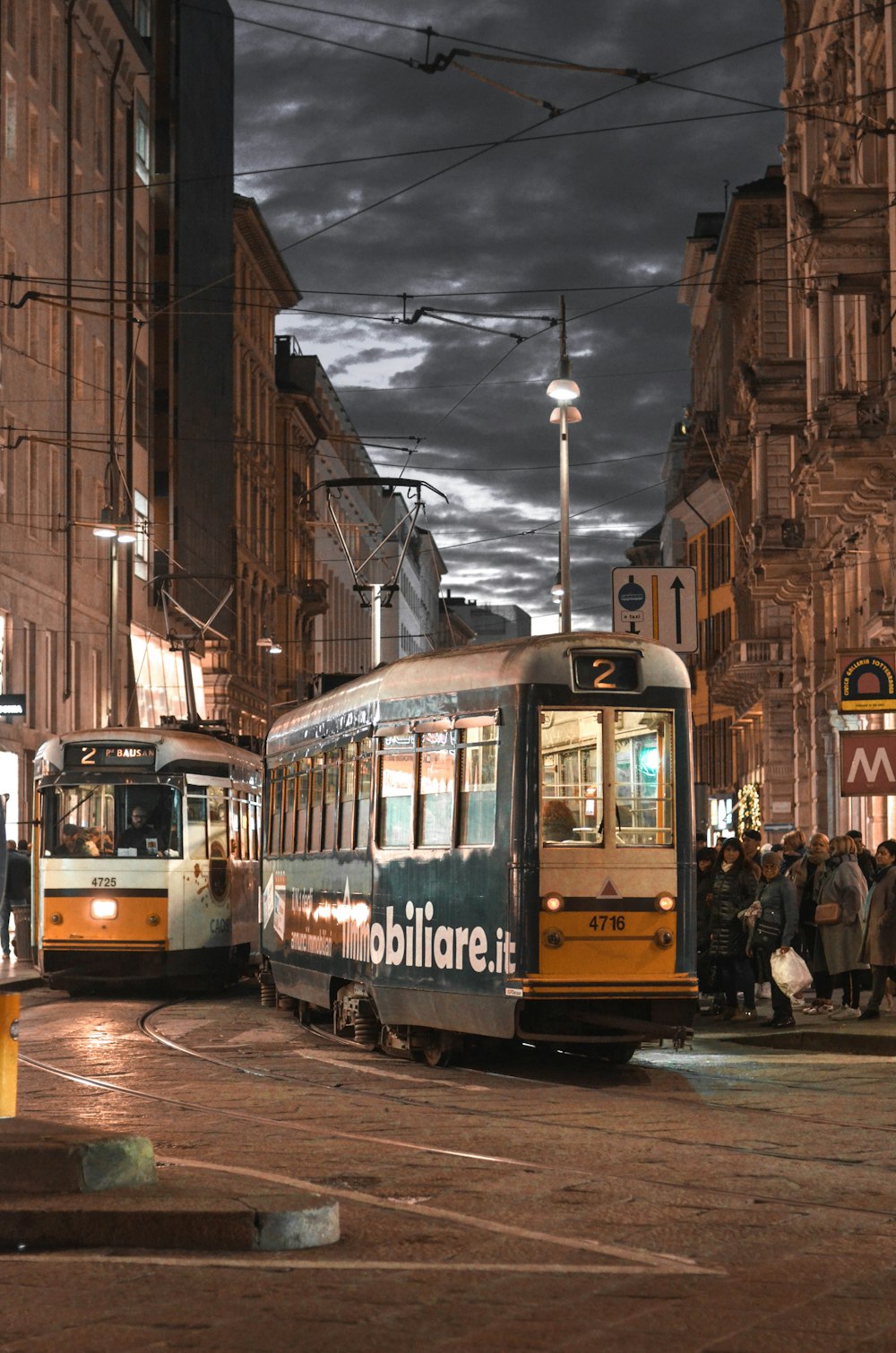 Treno bianco e nero su strada durante la notte