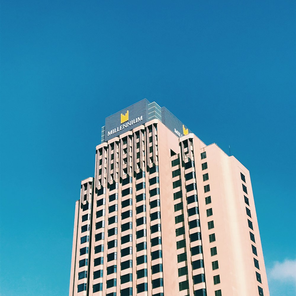 Bâtiment blanc du millénaire