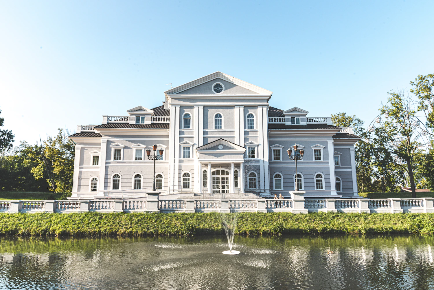 Elegant wedding venue beside a lake