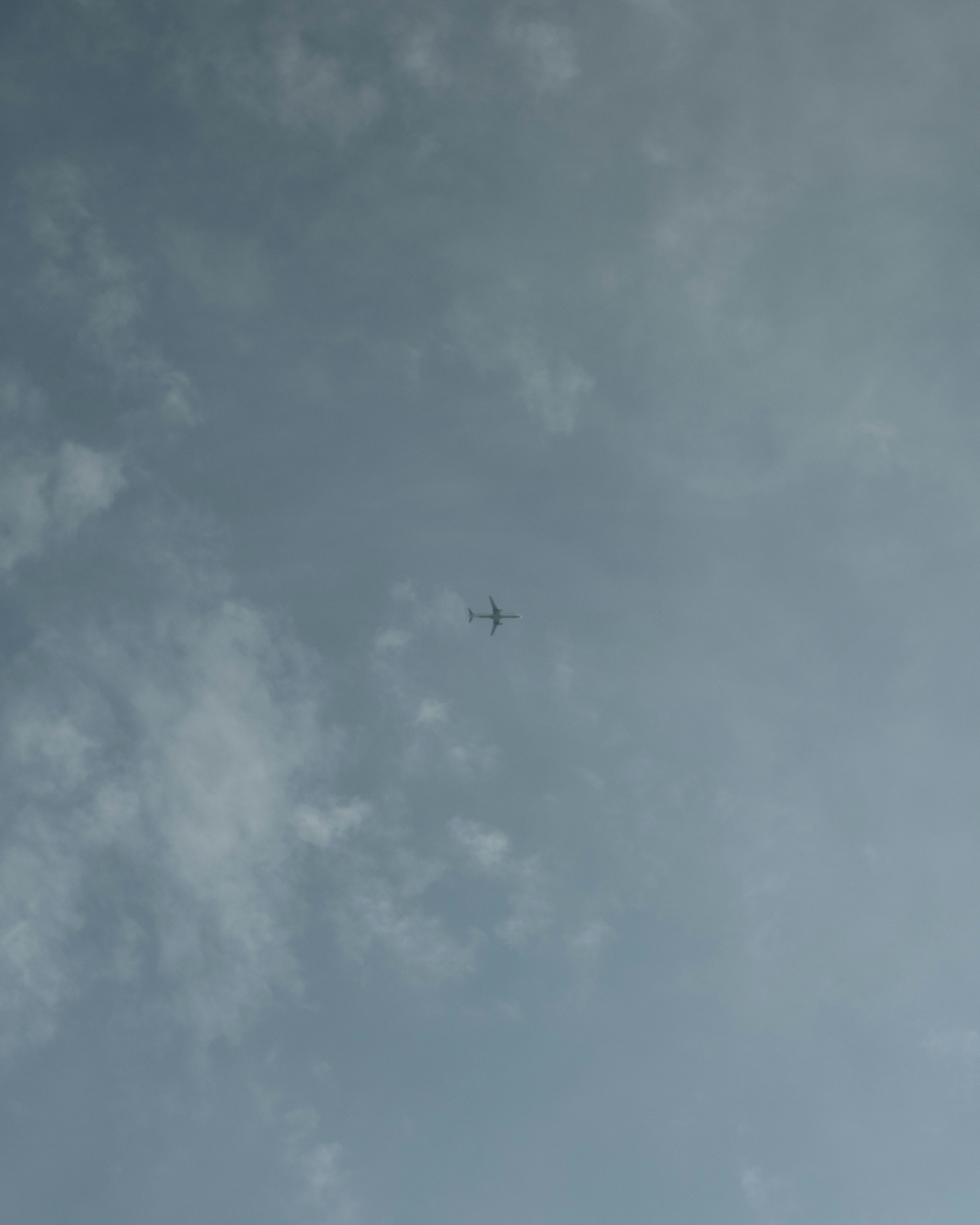 avion sous des nuages blancs