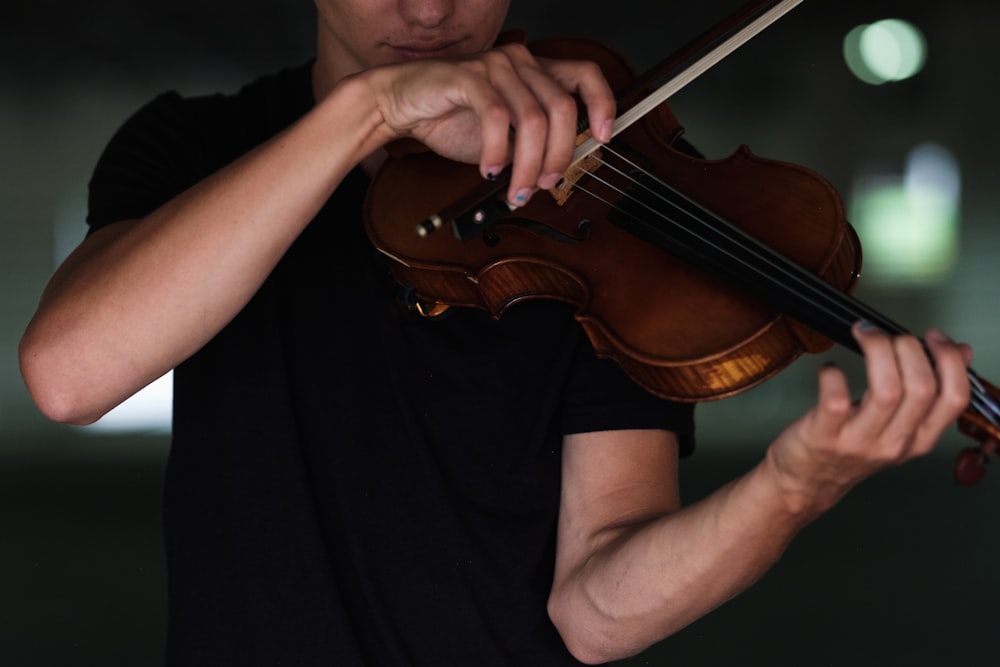 Mann, der Violon spielt