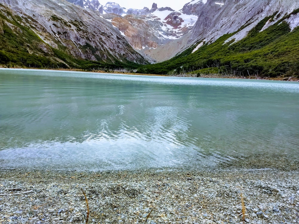 Cuerpo de agua cerca de las Montañas Rocosas durante el día