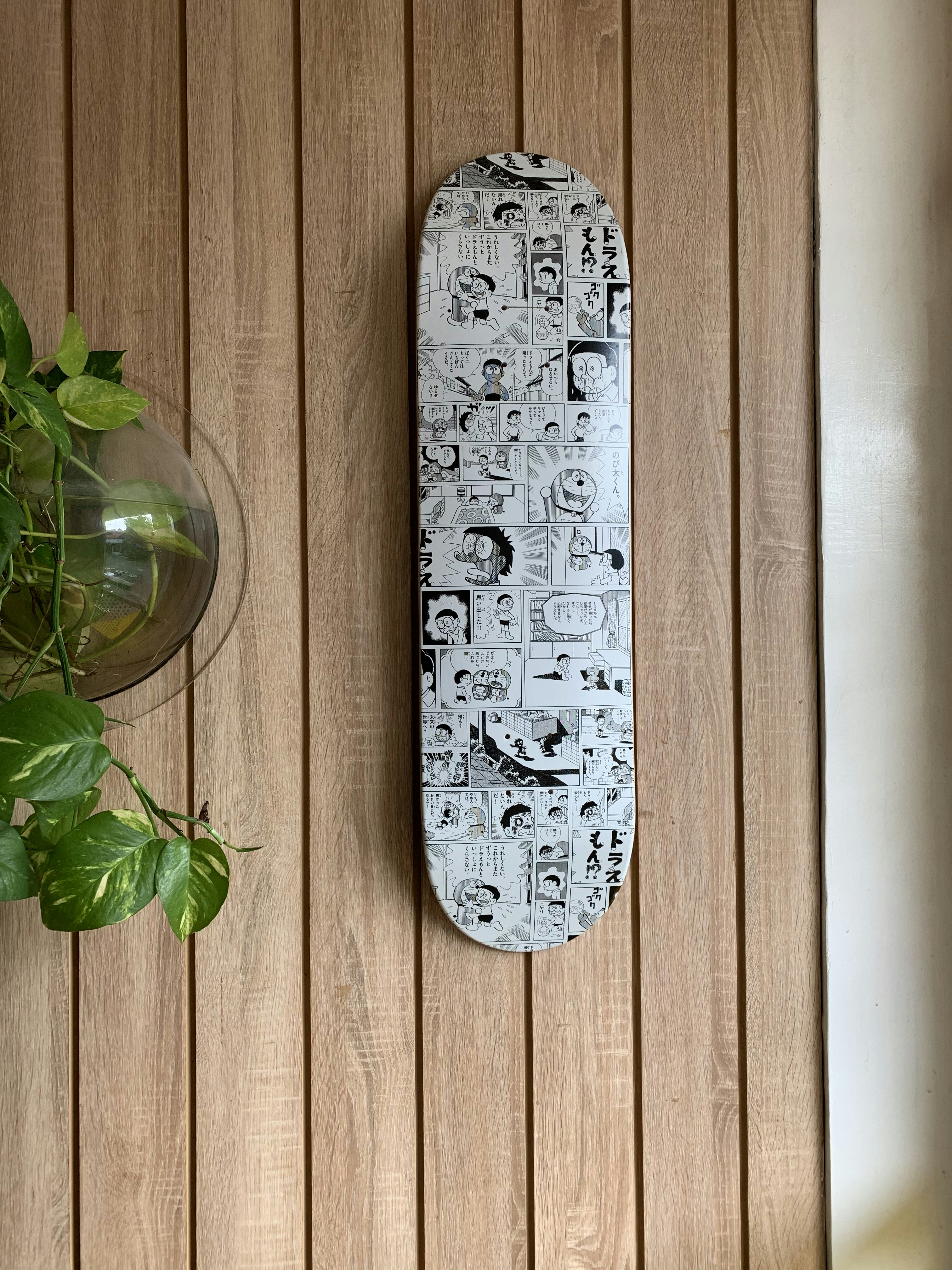 Foto Tabla de skate blanca y negra en la pared Imagen Planta gratis