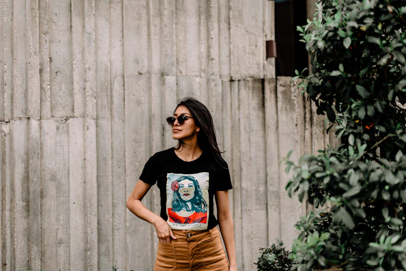 mujer junto a un árbol verde