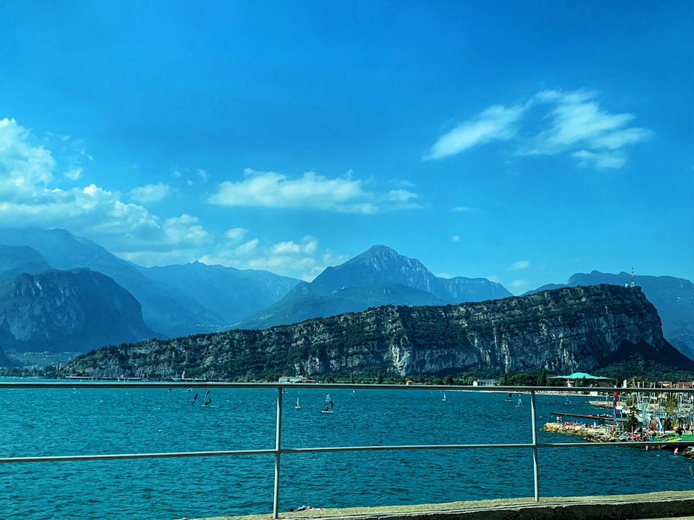 acqua calma sulla formazione rocciosa durante il giorno