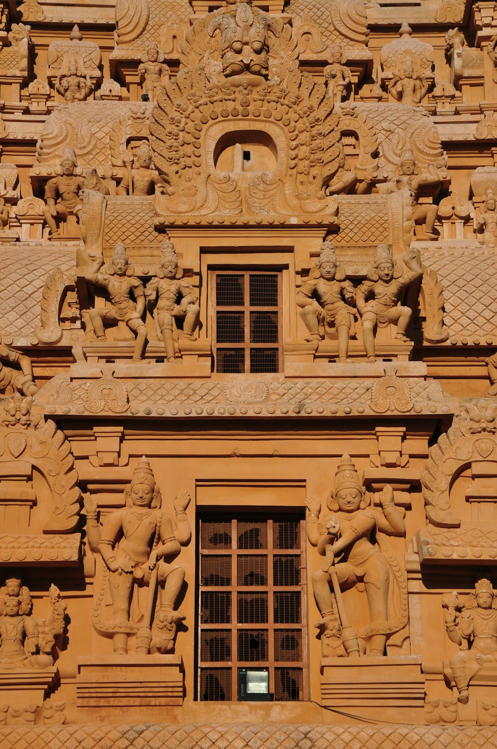 Edificio de hormigón amarillo