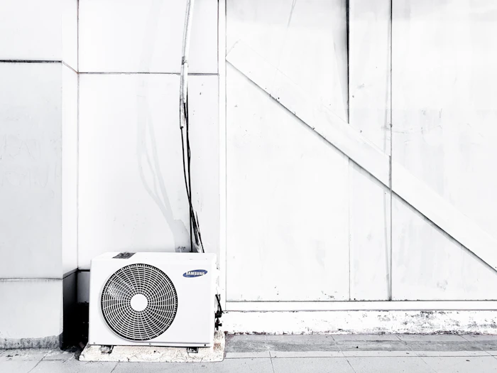 Unité de pompe à chaleur air/air installée à l'extérieur