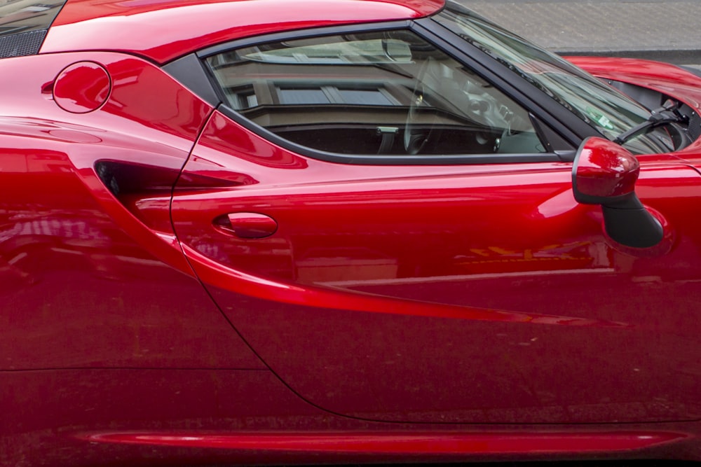 Coupé rouge pendant la journée