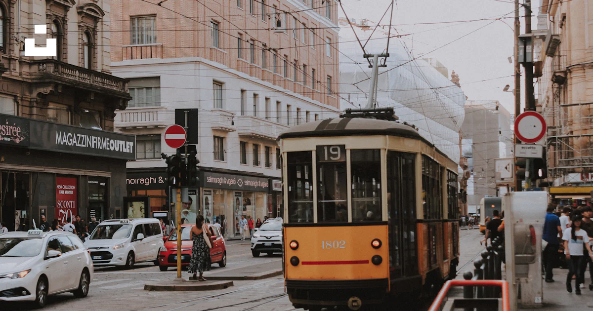 Foto zum Thema Autos und Straßenbahn auf der Straße Kostenloses Bild