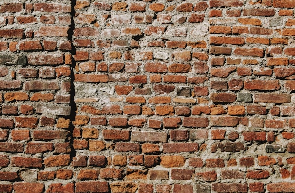 Gevel met warme baksteenkleur in daglicht