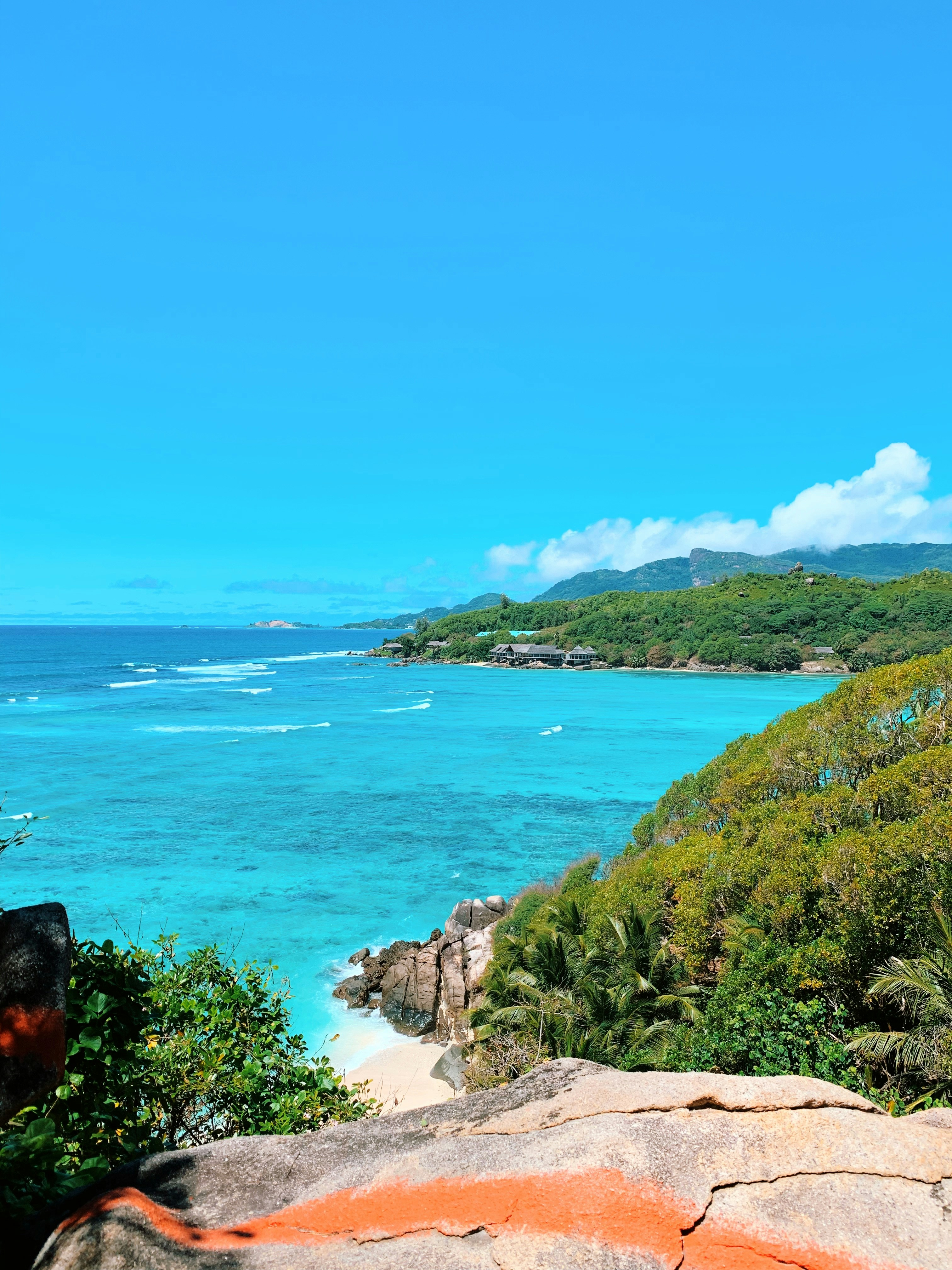 緑の山の海の風景の写真 Unsplashで見つける青いの無料写真