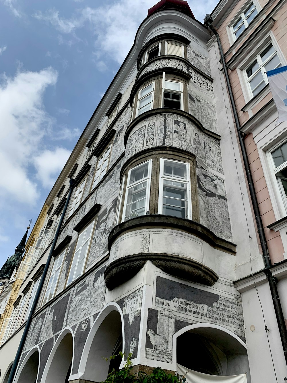 Bâtiment en béton gris montrant des fenêtres