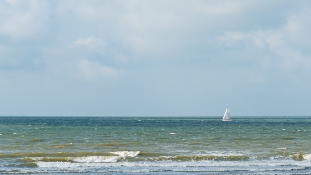 weißes Segelboot auf Gewässer