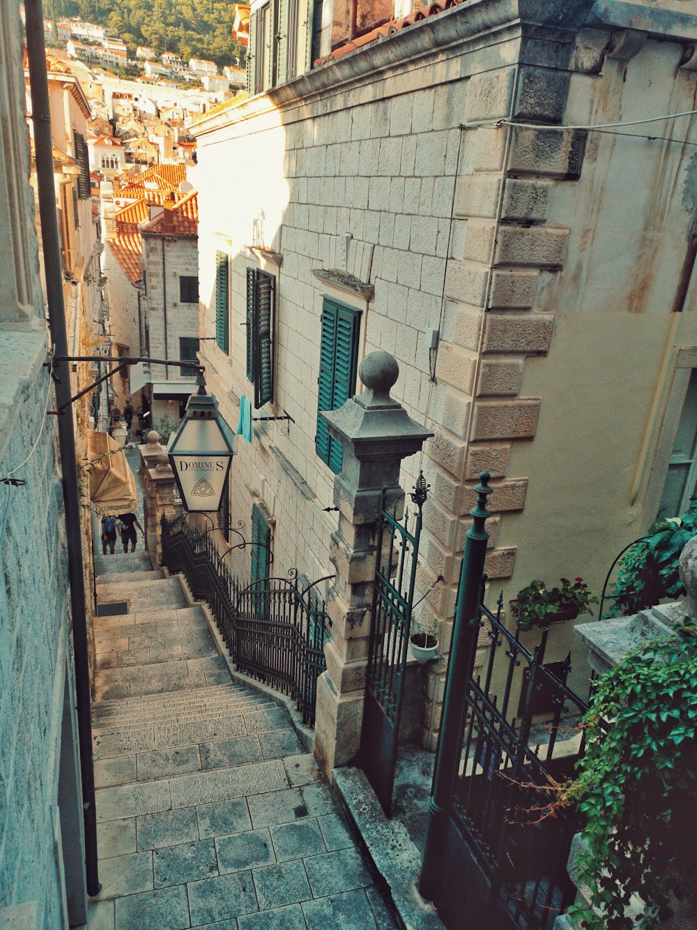 Escaleras grises durante el día