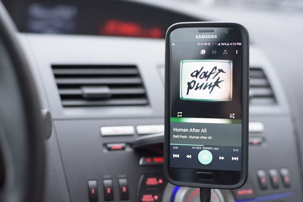 smartphone Samsung noir affichant un texte punk doux