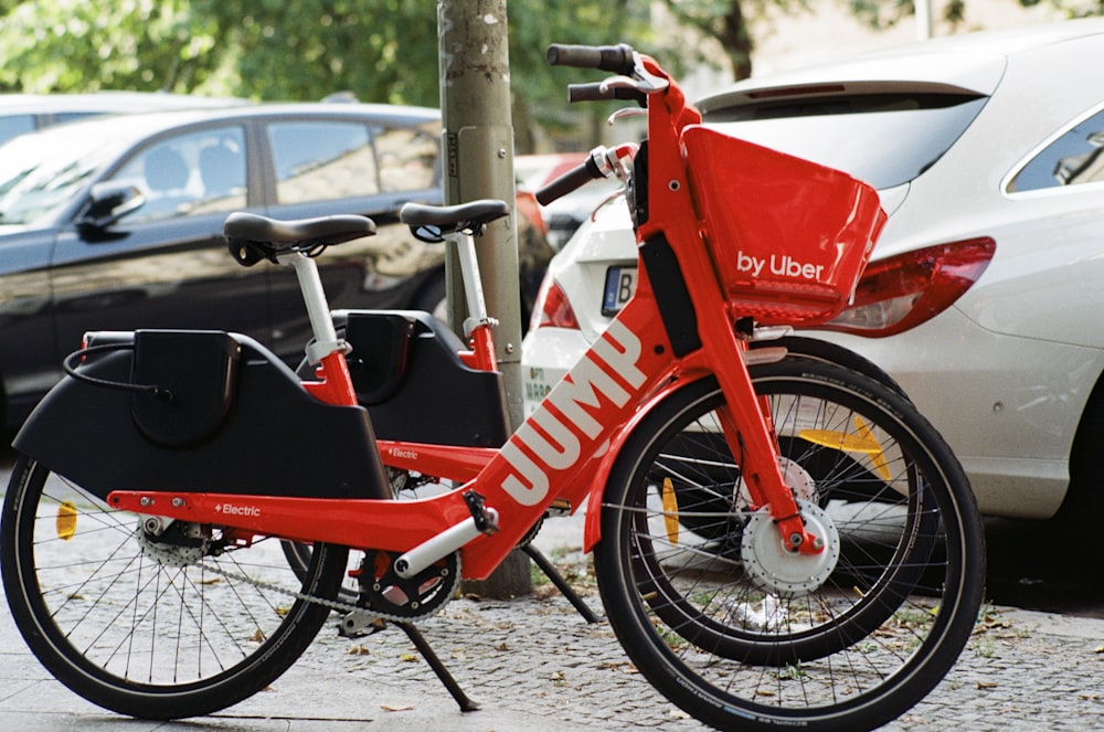 Bicicleta roja al lado del vehículo