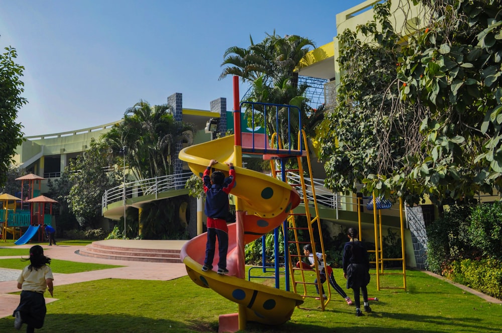 Niños en el patio de recreo durante el día