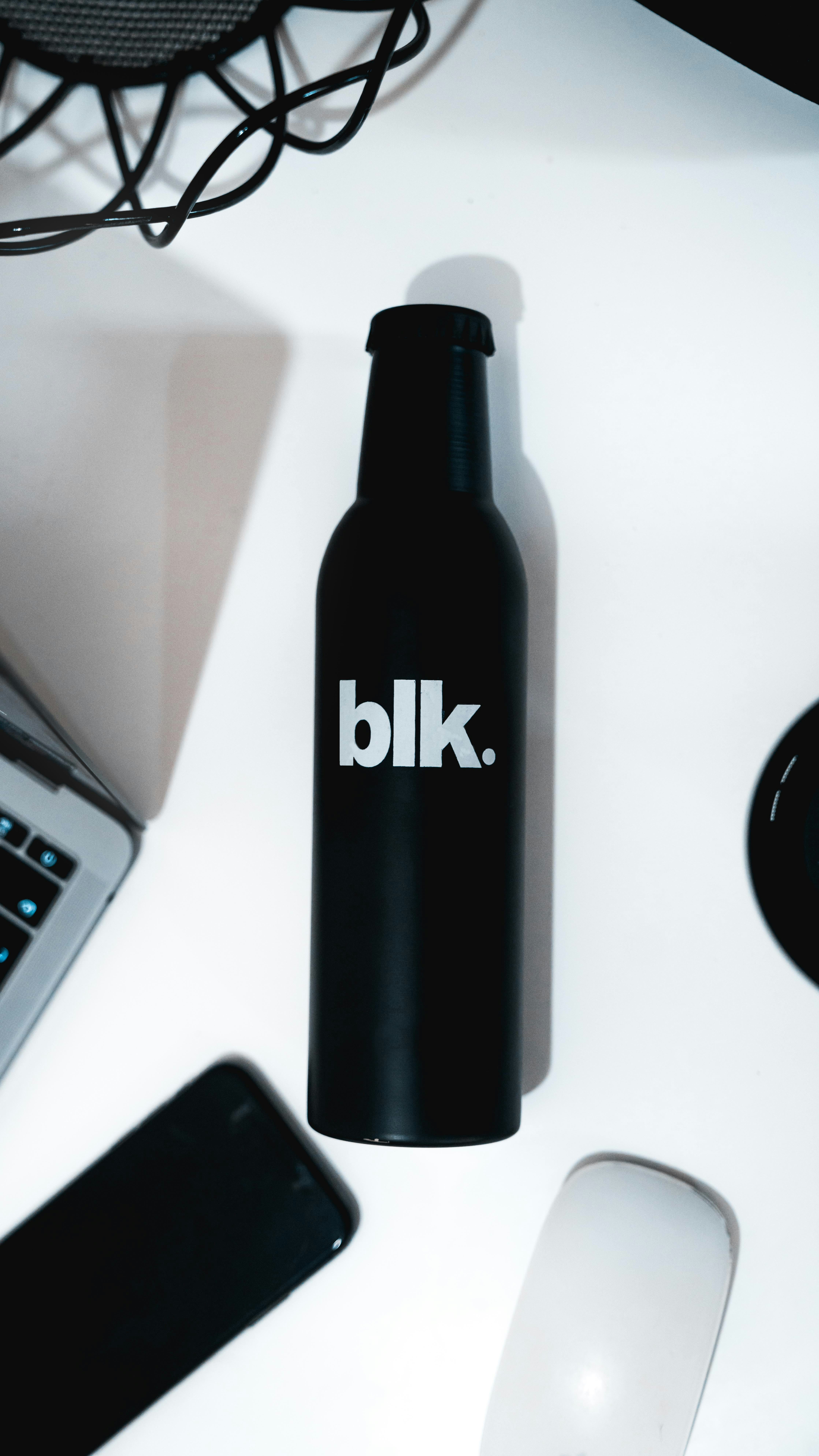 Fotografía de primer plano de botellas etiquetadas en blanco y negro