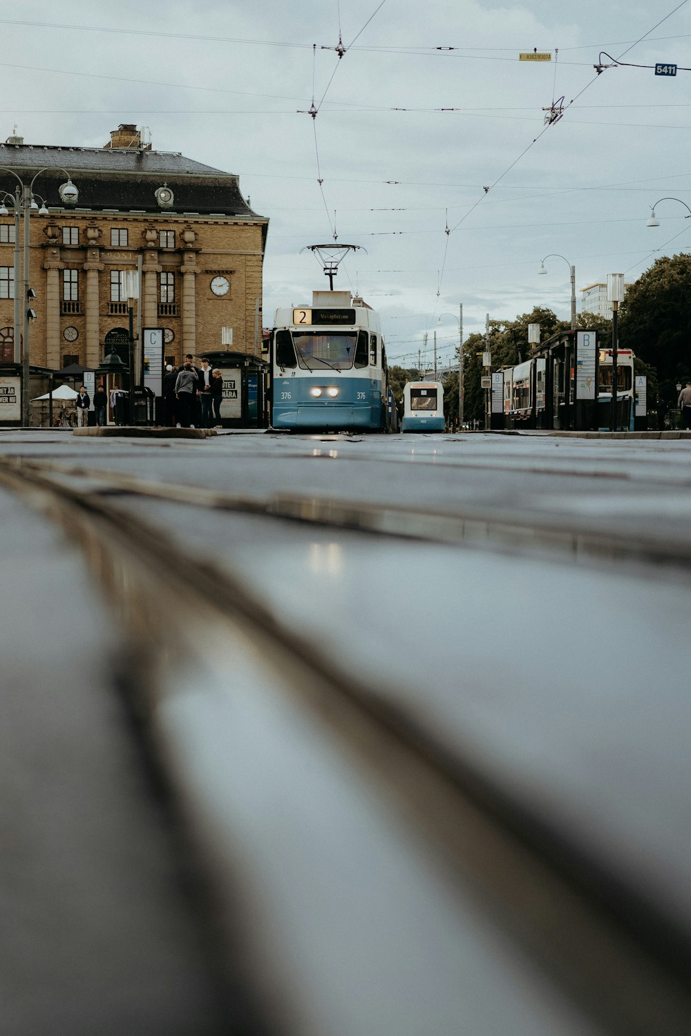 Tram bleu et blanc