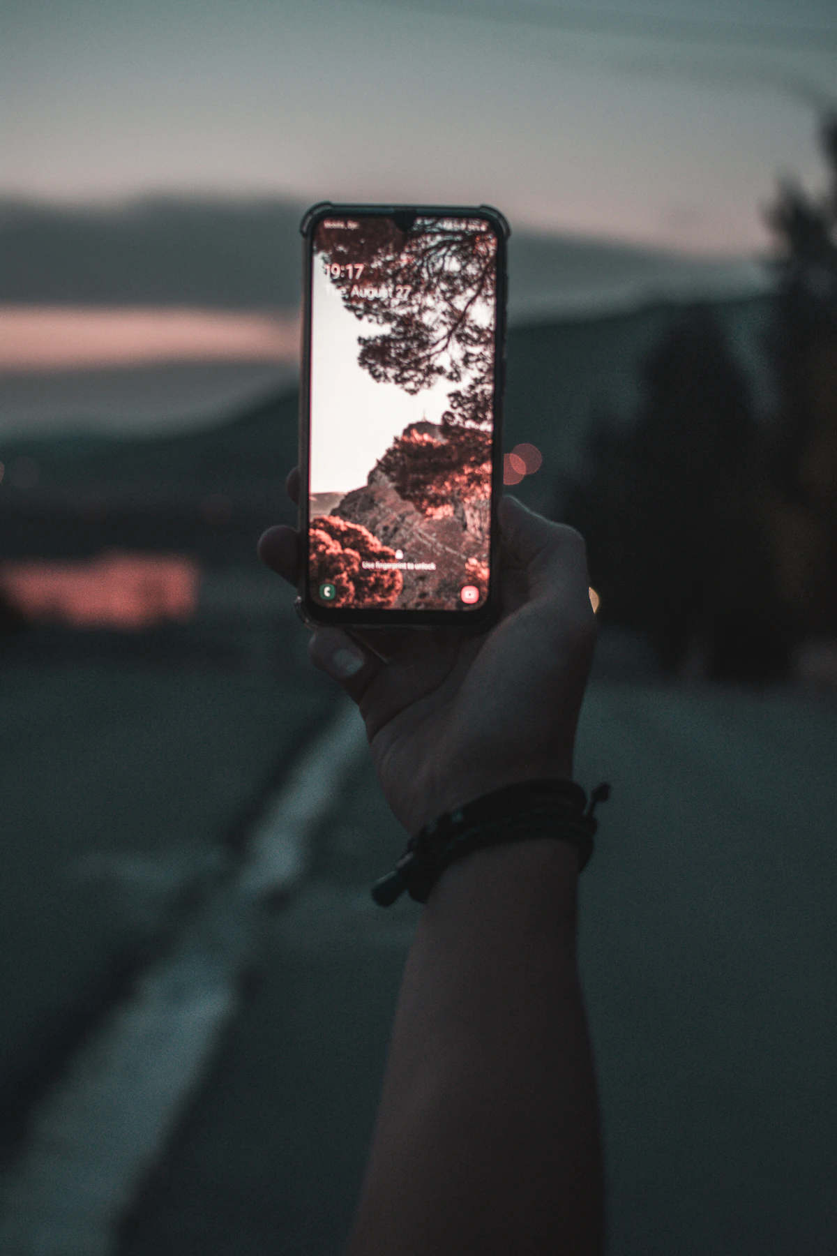 Close de um smartphone Android preto com câmeras traseiras