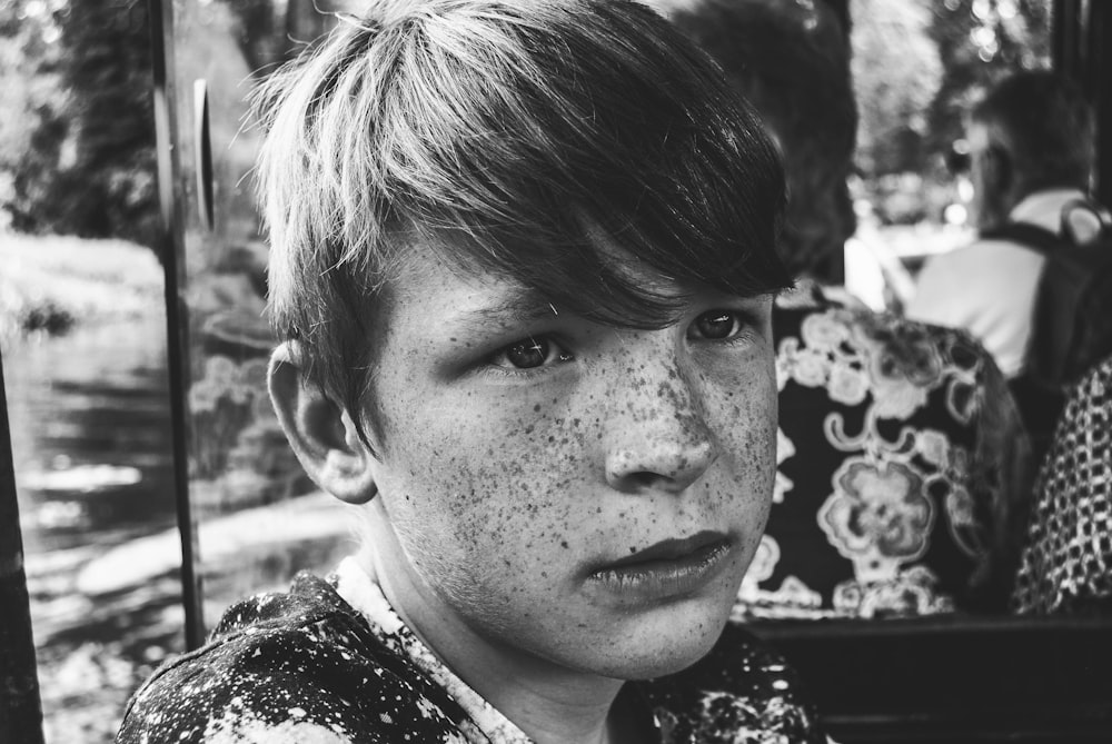 fotografia in scala di grigi del ritratto del ragazzo