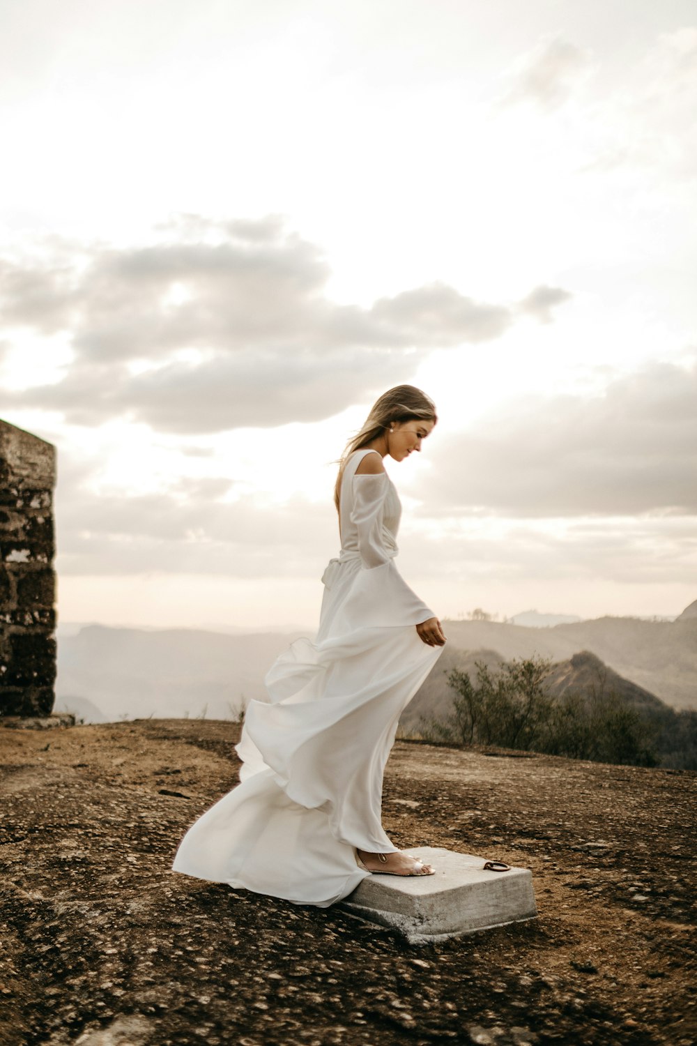 Frau im weißen langärmeligen Kleid